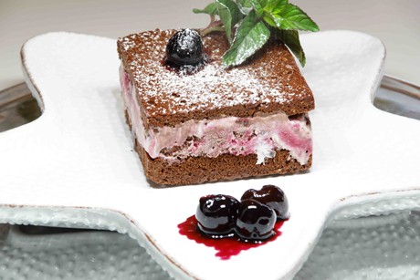 Schwarzwälderkirscheis-Schnitte