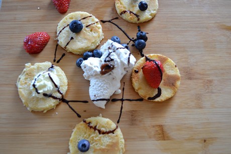Mini Pfannkuchen mit Früchte und Mövenpick Eis