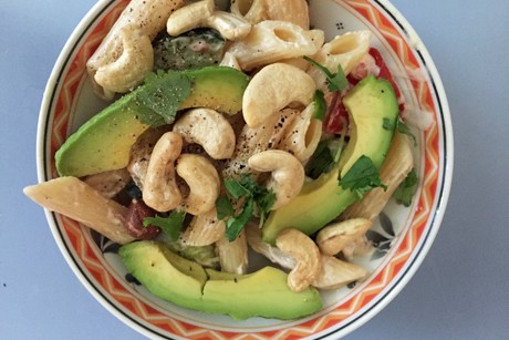 Nudelsalat mit Avocado und Cashewnüssen