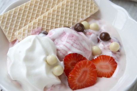 Beerentraumbecher mit Mövenpickeis