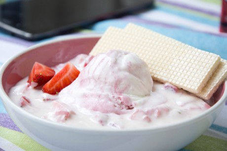 Joghurtbecher mit Eis und Früchten