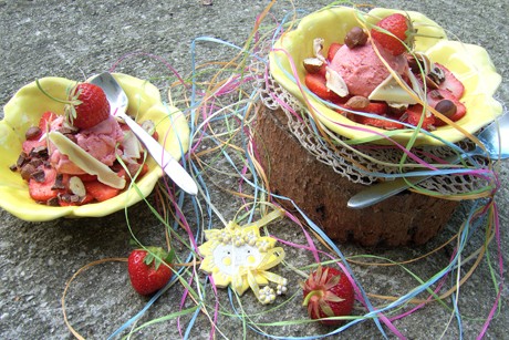 Eistraum auf Erdbeer-Carpaccio mit Schoko- und Haselnuss-Topping