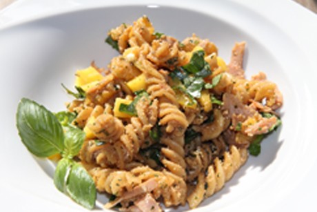 Nudelsalat mit Mango und Prosciuttio