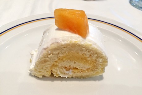 Biskuitrolle mit Marzipanfülle