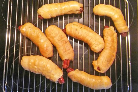 Würstel im Pizzamantel