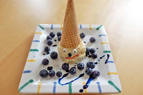 Eisclown mit Heidelbeeren