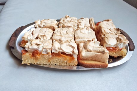 Marillenkuchen mit Schaumhaube