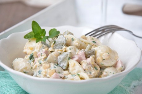 Nudelsalat mit Linsen und Gurkerl