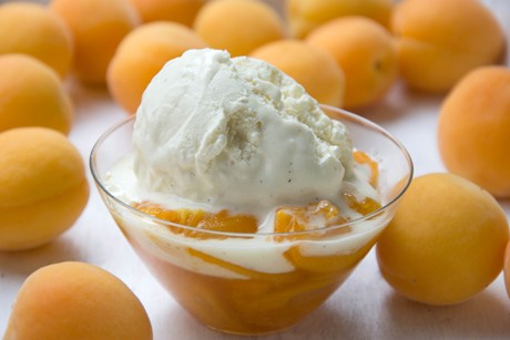 Heiße Marillen mit Eis