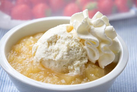 Apfelpudding mit Eis