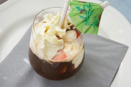Eiskaffee mit Beeren