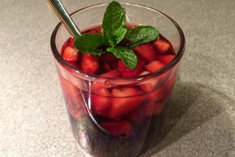 Erdbeerbowle mit Minze