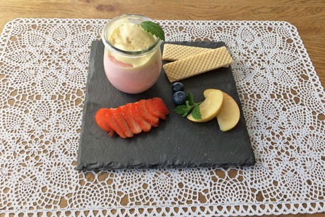 Erdbeerpudding trifft Mövenpick-Vanilleeis