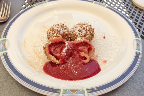 Erdbeerknödel mit Erdbeersauce