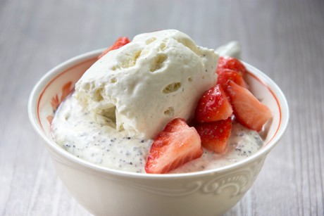 Flinke Mohncreme mit Eis und Beeren