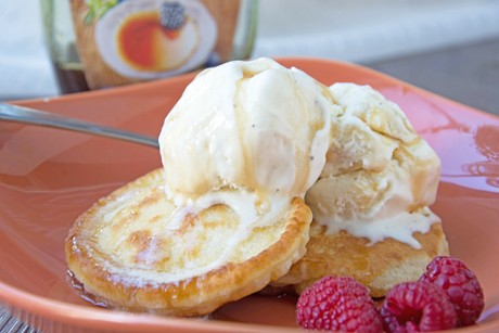 Ahornsirup Pancakes mit Eis