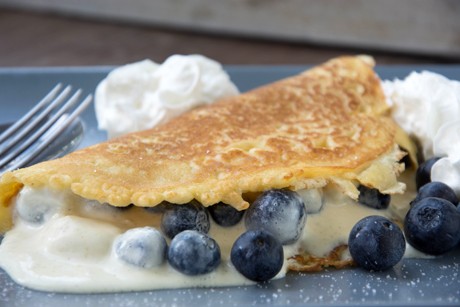 Vollkorncrepes mit Beeren und Eis