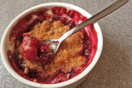 Amaretto-Brombeer-Crumble