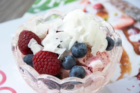 Beerenbecher mit Mövenpick Eis