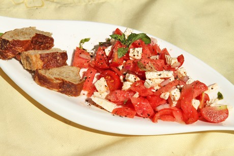 Salat mit Wassermelone, Tomate und Feta