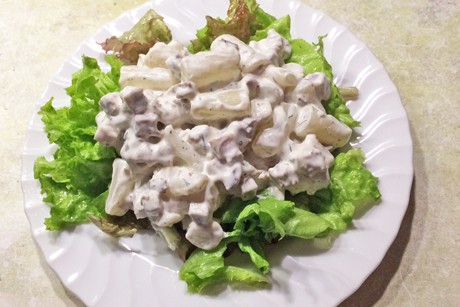 Schwarzwurzelsalat mit Rindfleisch auf Blattsalat
