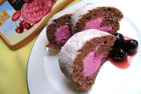 Schwarzwälder-Kirsch-Roulade mit Mövenpick-Eis