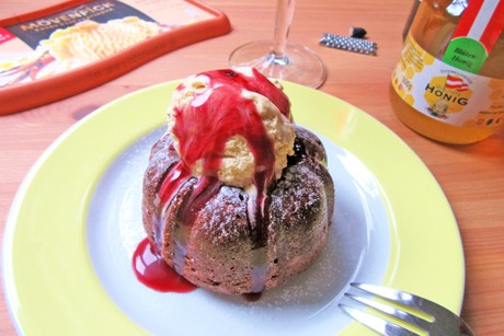 Rotwein-Schoko-Guglhupf mit Vanilleeis und Rotweinsauce