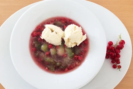 Ribisel-Melonensüppchen mit Eis