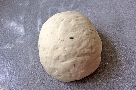 Pizzateig mit Pesto