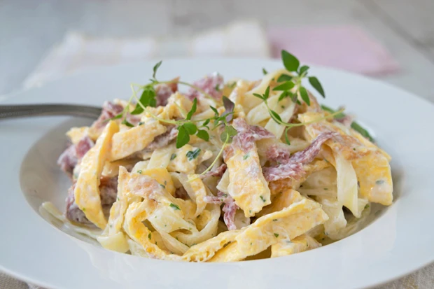 Schinken-Ei-Nudel-Omelett-Salat