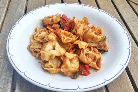 Tortellinisalat mit Zucchini und Cocktailtomaten