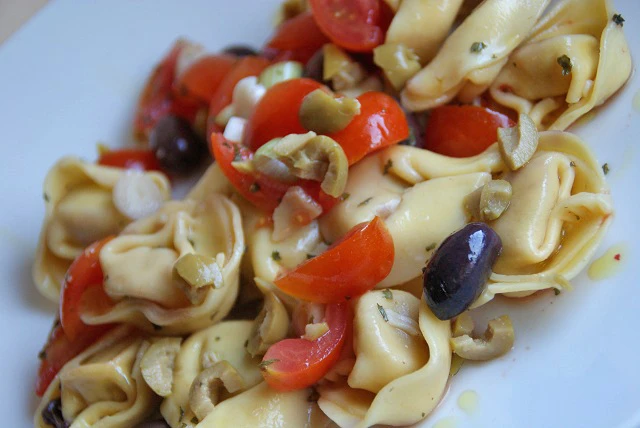 Tortellini-Salat mit Balsamico-Vinaigrette
