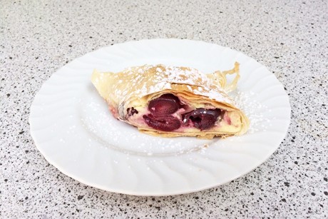 Topfen-Kirschenstrudel
