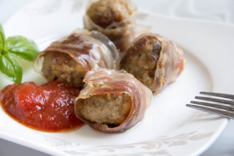 Faschierte Bällchen im Speckmantel
