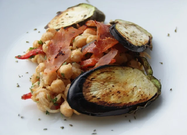 Salat mit Kichererbsen und Auberginen