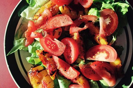 Salat mit gegrillter Nektarine, Tomaten und Champignons
