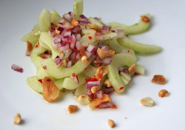 Gurkensalat mit Erdn&uuml;ssen und Chili