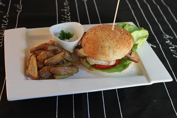 Hähnchen-Cheeseburger