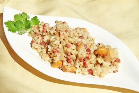 Rollgersten-Risotto mit Eierschwammerl und Speck