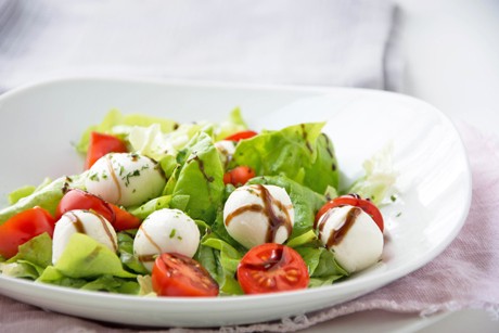 Sommersalat mit Büffelmozzarella