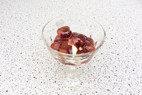 Vanilleeis mit Likörerdbeeren