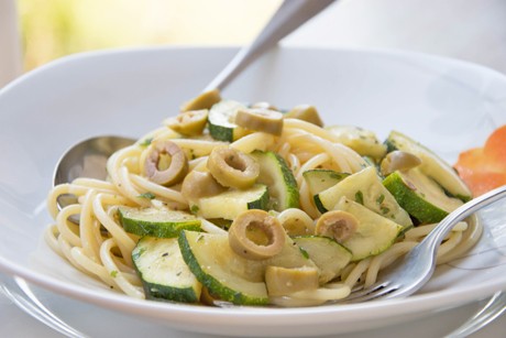 Spaghetti mit Zucchini und Oliven