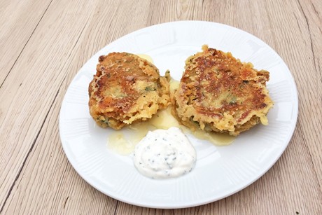 Camembert im Kräuterbackteig