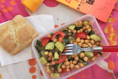 Salat mit Kichererbsen, Tomaten und Zucchini