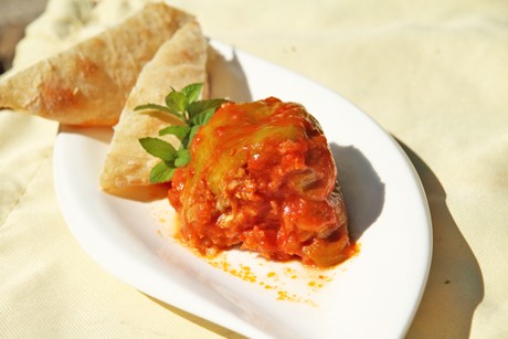 Paprika orientalisch gefüllt mit Tomaten-Zimt-Sauce