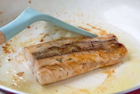Gebratenes Honig-Lachsfilet