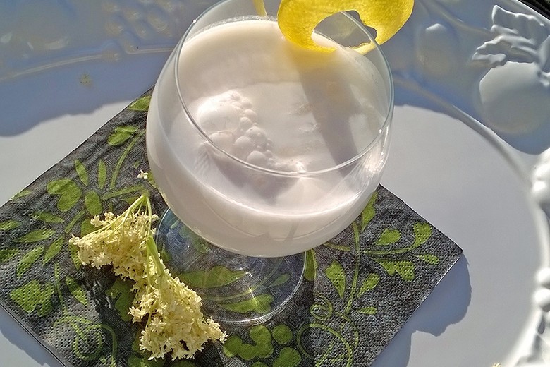 Holunderblütensirup-Lassi