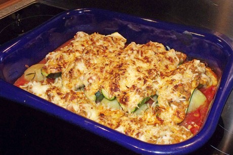 Überbackener Zucchiniauflauf in Tomatensauce
