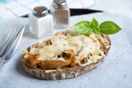 Überbackenes Brot mit Eierschwammerl
