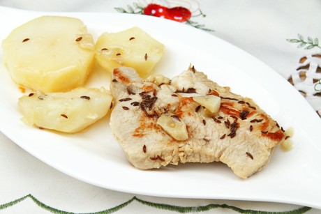 Geschmorte Putenschnitzel mit Kümmel und Knoblauch